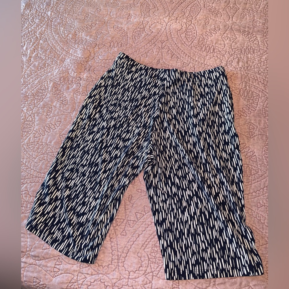 Susan Graver dark navy and White Patterned Women's Bermudas - Picture 4 of 6